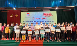 Trao học bổng hỗ trợ học sinh, sinh viên dân tộc thiểu số tại Tây Ninh, Long An