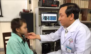 Phẫu thuật khối u lớn trong hốc mũi cho bé gái 10 tuổi