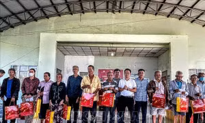 Tết ấm áp, Xuân đong đầy tình người