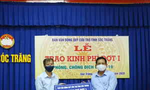Trao hơn 2 tỷ đồng cho Quỹ phòng, chống dịch COVID-19 tỉnh Sóc Trăng