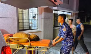 Cảnh sát biển kịp thời hỗ trợ cứu sống ngư dân bị ngạt, bất tỉnh trong hầm tàu cá