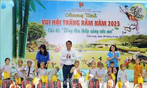 Đêm Trung thu đặc biệt dành cho trẻ em mồ côi ở Vĩnh Long