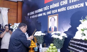 Lãnh đạo Đảng, Nhà nước Lào viếng và ghi sổ tang Chủ tịch nước Trần Đại Quang