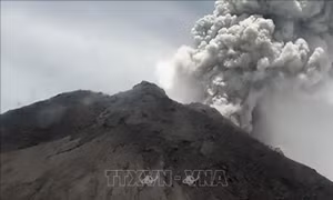 Núi lửa mạnh nhất Indonesia lại 'thức giấc', phun trào tro bụi cao 5 km 