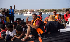 Vấn đề người di cư: Italy đưa nhóm người di cư đầu tiên đến Albania