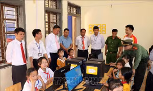Hỗ trợ máy tính cho học sinh vùng khó khăn ở Sơn La