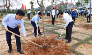 Phát động Tết trồng cây nhớ Bác, bảo vệ môi trường ở Đền Hùng