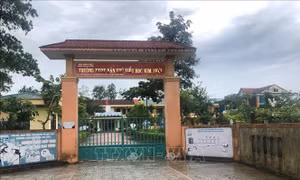 Vụ học sinh nhập viện nghi do ngộ độc: Tạm đình chỉ Phó Hiệu trưởng nhà trường
