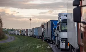 Lái xe tải Slovakia chấm dứt phong tỏa biên giới với Ukraine