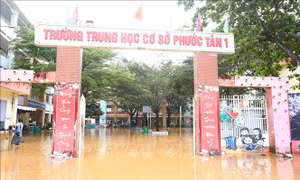 Nỗ lực vệ sinh trường lớp, đón học sinh trở lại khi nước lũ rút ​
