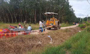 Xe máy va chạm xe lu làm hai mẹ con tử vong
