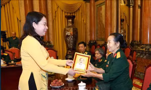 Phó Chủ tịch nước tiếp Đại đội Nữ lái xe Trường Sơn