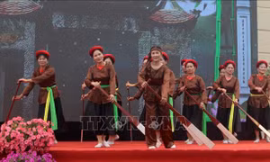 Những người nặng lòng với điệu chèo chải, múa đèn chạy chữ