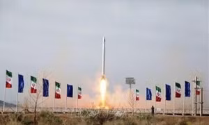 Iran phóng thành công vệ tinh quân sự mới vào vũ trụ