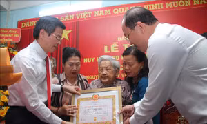 Trao Huy hiệu 80 năm tuổi Đảng tặng đảng viên lão thành tại Cà Mau
