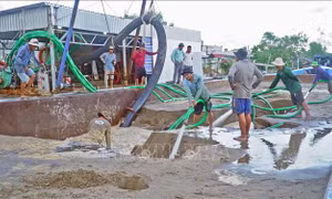 Khoảng 600m3 cát biển đã về cao tốc Hậu Giang - Cà Mau
