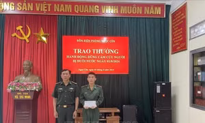 Tuyên dương chiến sĩ biên phòng dũng cảm cứu người dân bị lũ cuốn