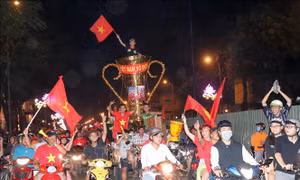 SEA Games 30: Người hâm mộ rộn ràng ăn mừng Việt Nam vô địch