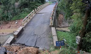 Hòa Bình: Sập cầu Ngòi Móng trên đường tỉnh 445, không có thiệt hại về người