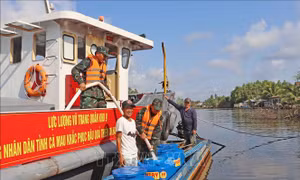 Lực lượng Quân khu 9 chở hơn 1.700m³ nước cung cấp cho người dân Cà Mau