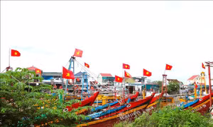 Ngư dân biển đồng loạt treo cờ Tổ quốc trên tàu cá dịp Quốc khánh 2/9