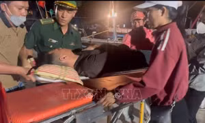 Nhanh chóng đưa ngư dân gặp sự cố sức khỏe nghiêm trọng vào bờ an toàn
