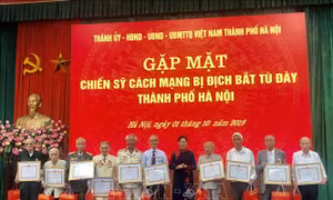 Gặp mặt chiến sĩ cách mạng bị địch bắt tù đày