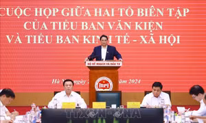 Thủ tướng dự buổi làm việc giữa hai Tổ Biên tập của Tiểu ban Văn kiện và Tiểu ban KT-XH