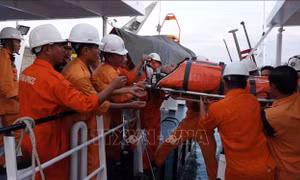 Cứu nạn thuyền trưởng bị chân vịt chém vào ngực tại vùng biển Hoàng Sa