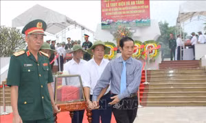Truy điệu và an táng hài cốt liệt sỹ hy sinh tại chiến trường Lào