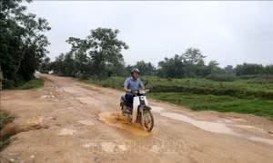 Tuyến đường trăm tỷ dang dở hơn 15 năm, người dân gồng mình chịu khổ