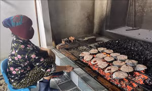 Làng nướng cá 'đỏ lửa' dịp giáp Tết