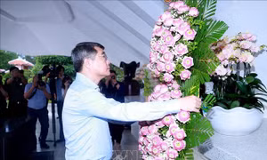 Thủ tướng dâng hương tưởng niệm thân sinh Chủ tịch Hồ Chí Minh tại Đồng Tháp
