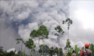 Indonesia duy trì cảnh báo cao do núi lửa Semeru tiếp tục phun trào