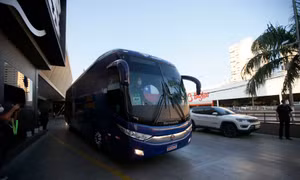 Một nhóm cầu thủ Chile 'xé rào' đưa thợ cắt tóc vào nơi đội tuyển đóng quân