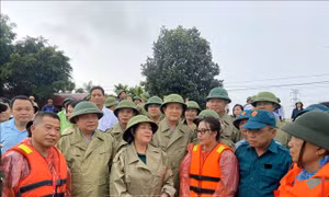Bí thư Thành ủy Hà Nội: Khẩn trương khắc phục khó khăn cho người dân vùng ngập lụt