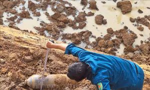 Xử lý vật thể nghi là bom phát hiện khi người dân đào hồ chứa nước