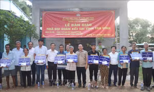 Bàn giao 36 căn nhà cho hộ nghèo ở Trà Vinh 