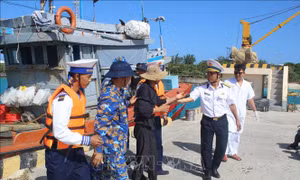 Kịp thời cấp cứu ngư dân gặp nạn