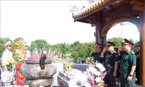 Đoàn sĩ quan trẻ Quân đội Lào dâng hương tại Thành cổ Quảng Trị