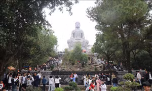 Du khách tưng bừng trẩy hội Phật Tích