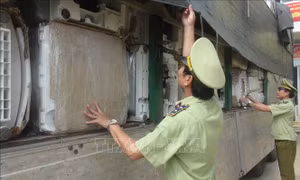Xe ô tô tải nguỵ trang chở hàng trăm máy hút ẩm không hoá đơn