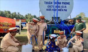 Nghĩa tình trong mùa hạn mặn