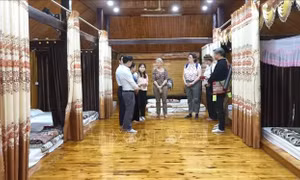 Đoàn công tác Hội đồng tỉnh Val-de-Marne trải nghiệm văn hóa dân tộc Thái