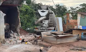 Xe tải lao vào nhà dân, hai người thương vong