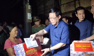 Phó Thủ tướng Vương Đình Huệ thăm, động viên nhân dân vùng lũ Quảng Bình