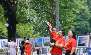 Người dân nô nức dạo chơi, ngắm cảnh Hà Nội trong ngày đầu nghỉ lễ Quốc khánh