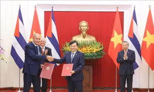 Lãnh đạo cấp cao hai nước Cuba và Việt Nam chứng kiến Lễ trao các Văn kiện hợp tác