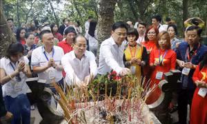 Đoàn kiều bào tiêu biểu dâng hương tưởng niệm các Vua Hùng