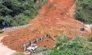 Sạt lở gây ách tắc giao thông trên Đèo Lò Xo